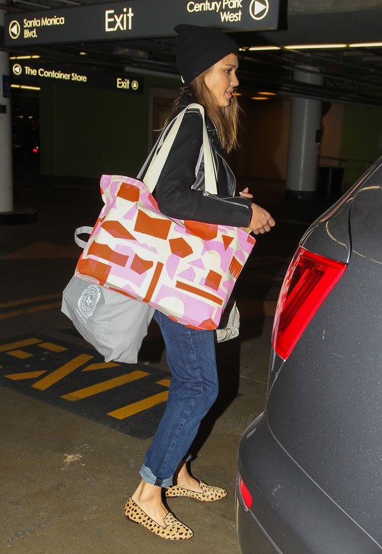 Gdy Jessica Alba kupuje prezenty na święta… (FOTO) Gdy Jessica Alba kupuje prezenty na święta… (FOTO)