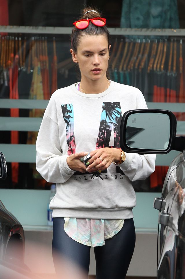 Alessandra Ambrosio nie umalowała się i nie uczesała (FOTO)