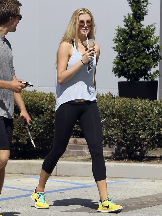 Ireland Baldwin coraz bardziej podobna do Kim Basinger