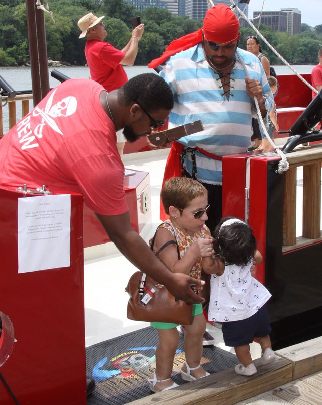 Mała para z dziećmi na statku pirackim (FOTO) Mała para z dziećmi na statku pirackim (FOTO)