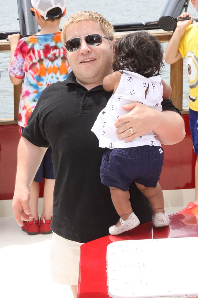 Mała para z dziećmi na statku pirackim (FOTO)