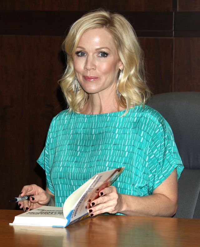 Dwie koleżanki z Beverly Hills obgadują trzecią za plecami