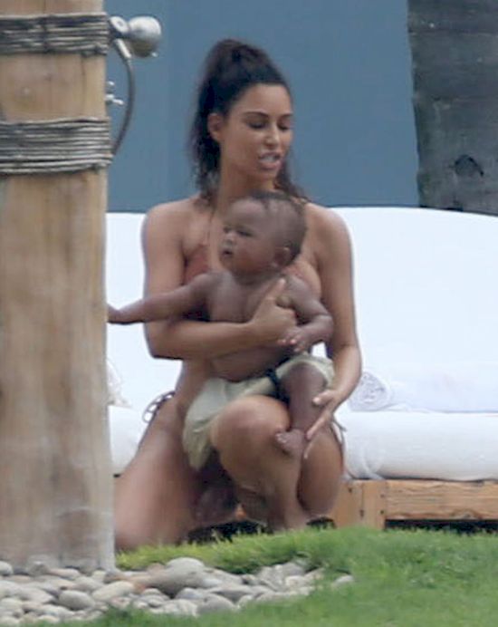 Kim Kardashian bez stanika pokazuje swoje wdzięki fotografom! (FOTO) Kim Kardashian bez stanika pokazuje swoje wdzięki fotografom! (FOTO)