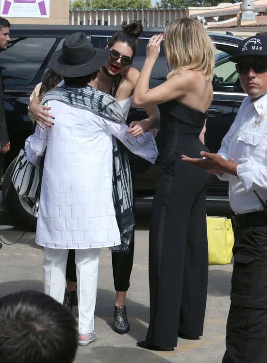 Ogromna ustawka Kim, Khloe i Kourtney Kardashian! A Kendall Jenner? WOW! (FOTO) Ogromna ustawka Kim, Khloe i Kourtney Kardashian! A Kendall Jenner? WOW! (FOTO)