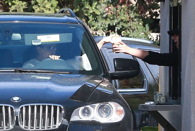 Selena Gomez w przetartych dżinsach i białej koszuli (FOTO)