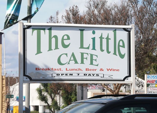 Selena Gomez w przetartych dżinsach i białej koszuli (FOTO)