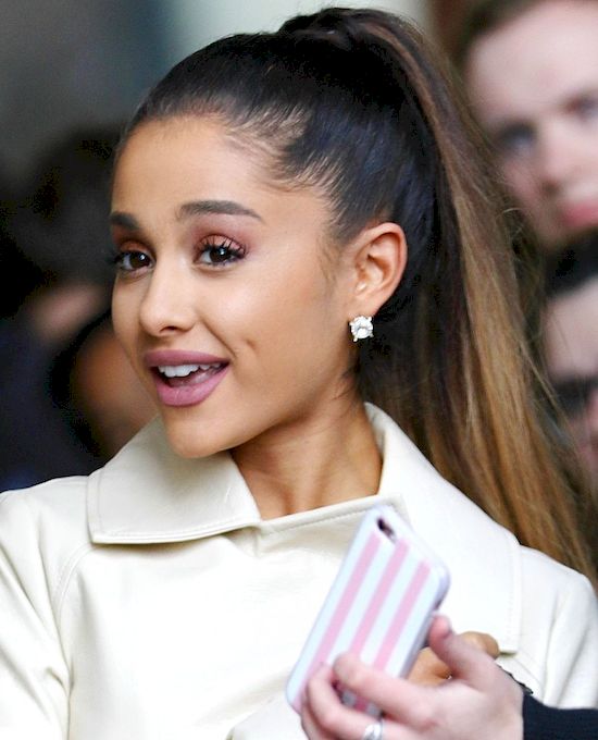 Ariana Grande zrobiła sobie kolejne tatuaże! To wpływ Maca Millera?