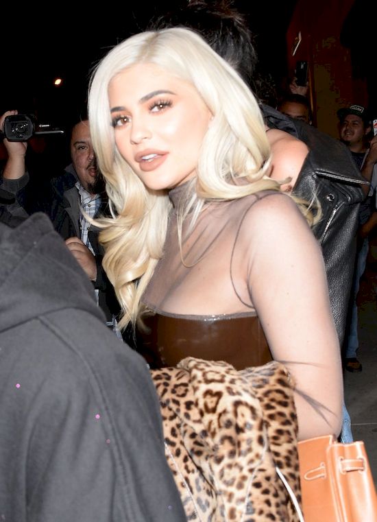 Kylie Jenner topless! Czy to najodważniejsza sesja młodej celebrytki? Kylie Jenner topless! Czy to najodważniejsza sesja młodej celebrytki?