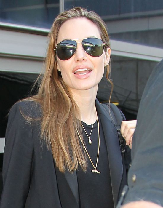 Niepozorna Angelina Jolie na lotnisku (FOTO) Niepozorna Angelina Jolie na lotnisku (FOTO)