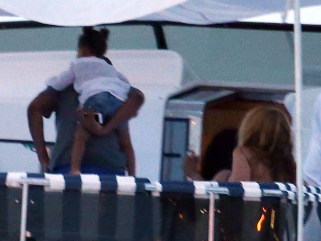 Beyonce z mężem i córeczką na luksusowym jachcie (FOTO)