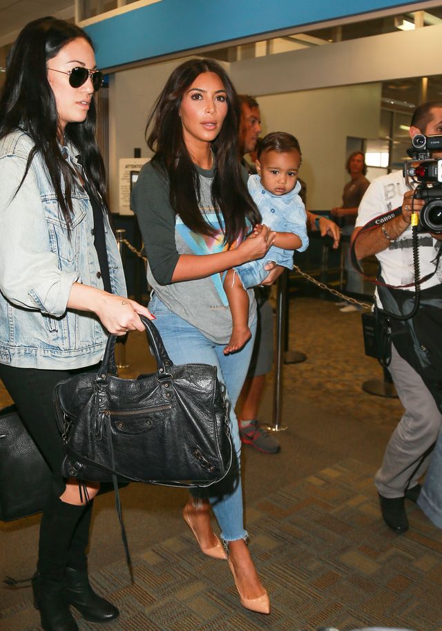 North West z mamą Kim Kardashian na lotnisku (FOTO)