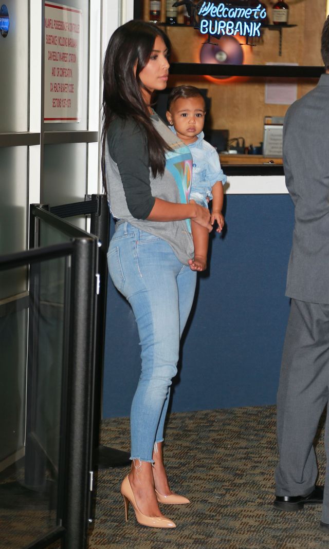 North West z mamą Kim Kardashian na lotnisku (FOTO)