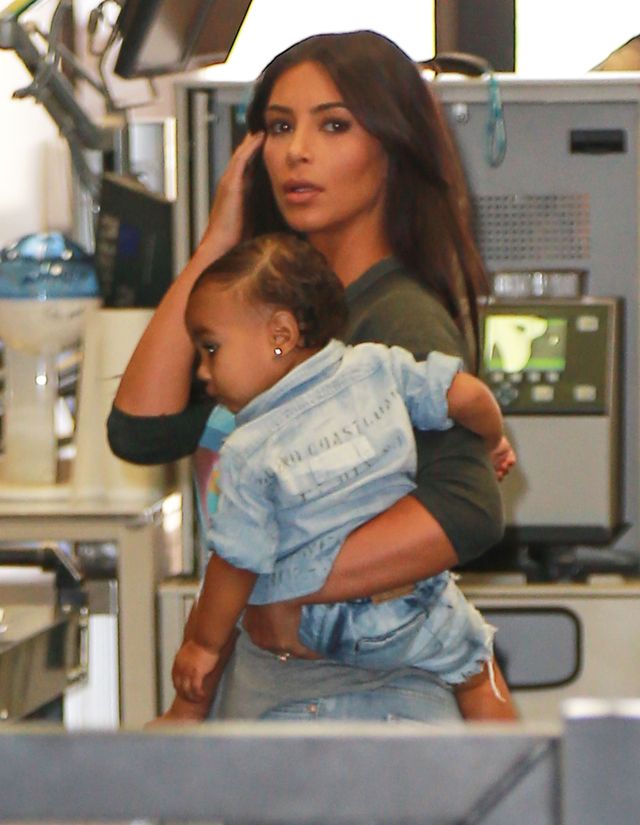 North West z mamą Kim Kardashian na lotnisku (FOTO)