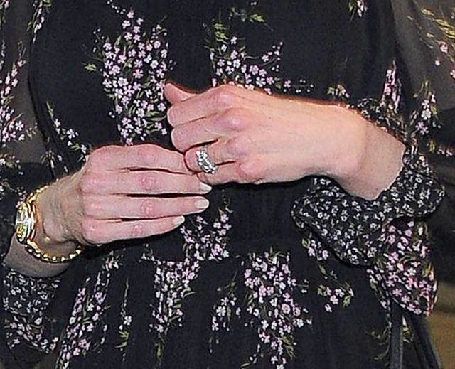 Jeśli dłonie zdradzają wiek, to Nicole Kidman wygląda na...