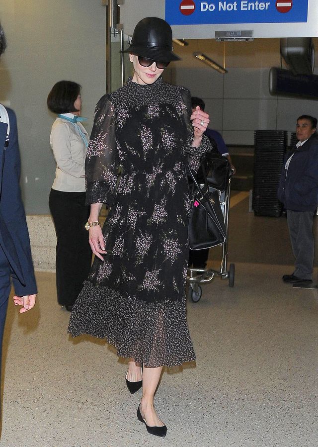 Jeśli dłonie zdradzają wiek, to Nicole Kidman wygląda na...