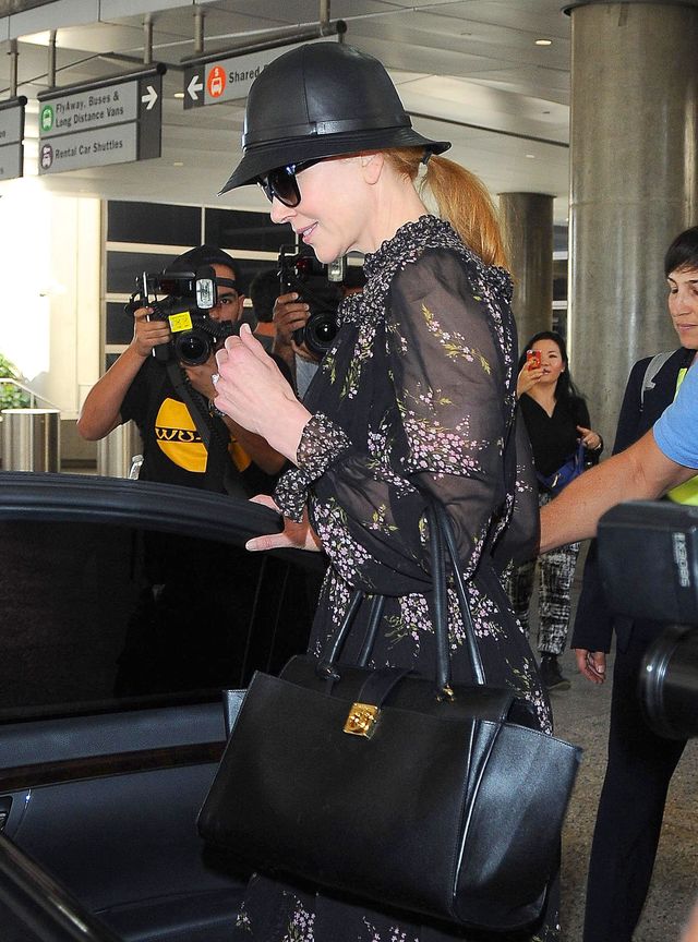 Jeśli dłonie zdradzają wiek, to Nicole Kidman wygląda na...