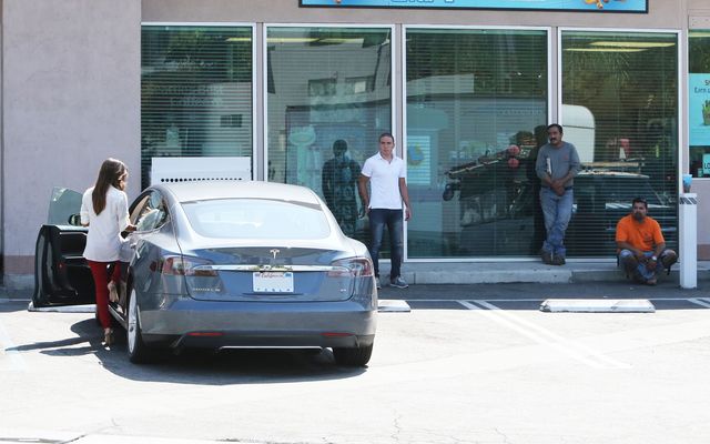 Eva Longoria nawet przed stacją benzynową ma swoich fanów Eva Longoria nawet przed stacją benzynową ma swoich fanów