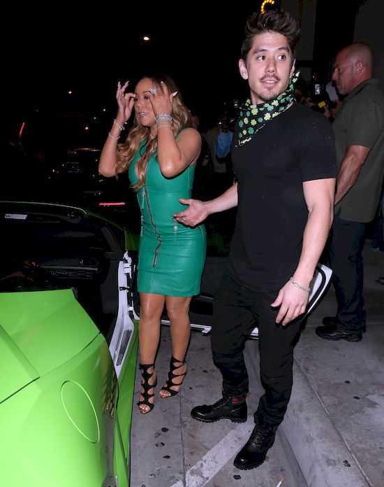 Mariah Carey bawi się ze swoim kochankiem pośród... karłów