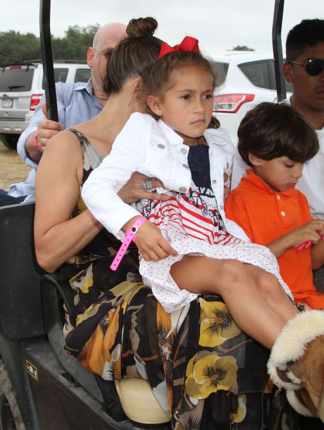 Jennifer Lawrence weekend spędziła z dziećmi (FOTO)