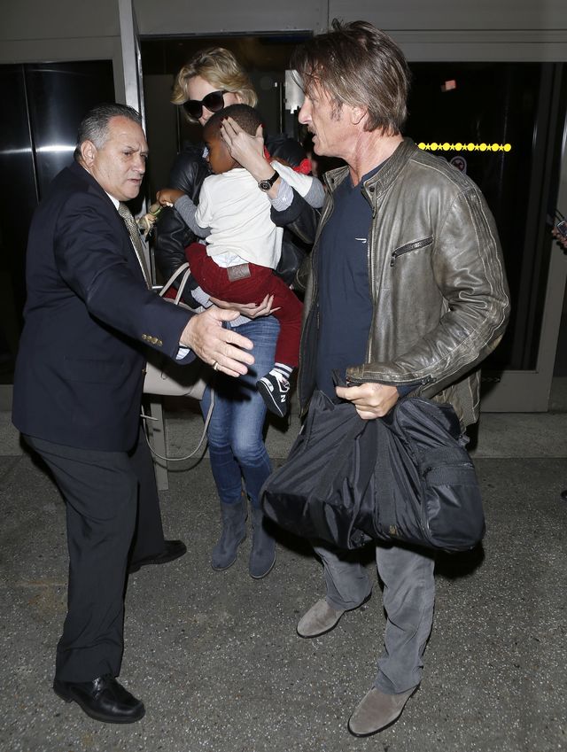Sean Penn na lotnisku z Charlize Theron i jej synem (FOTO)