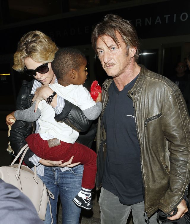 Sean Penn na lotnisku z Charlize Theron i jej synem (FOTO)