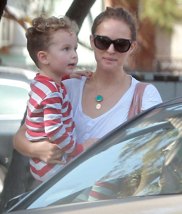 Natalie Portman w spodniach i w sukience (FOTO)