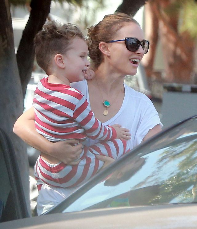 Natalie Portman w spodniach i w sukience (FOTO)