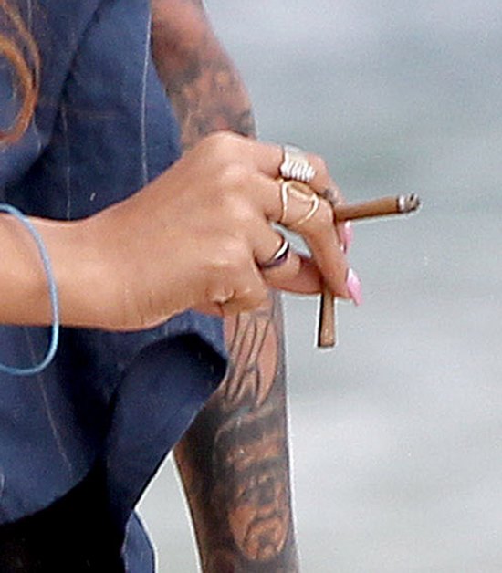 Policja znalazła marihuanę w autobusach Rihanny!