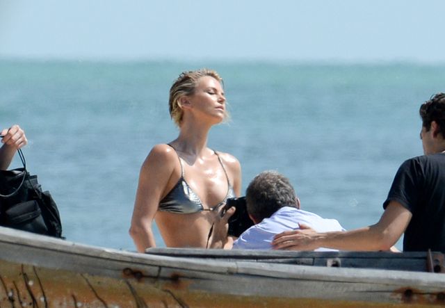 Charlize Theron na planie gorącej sesji zdjęciowej (FOTO) Charlize Theron na planie gorącej sesji zdjęciowej (FOTO)