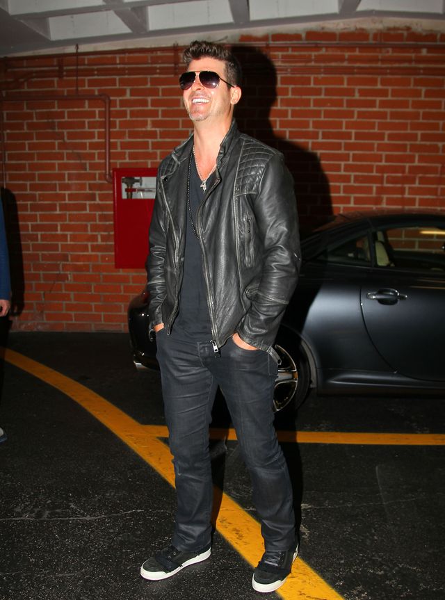 Robin Thicke w małżeńskim łóżku z nagimi panienkami