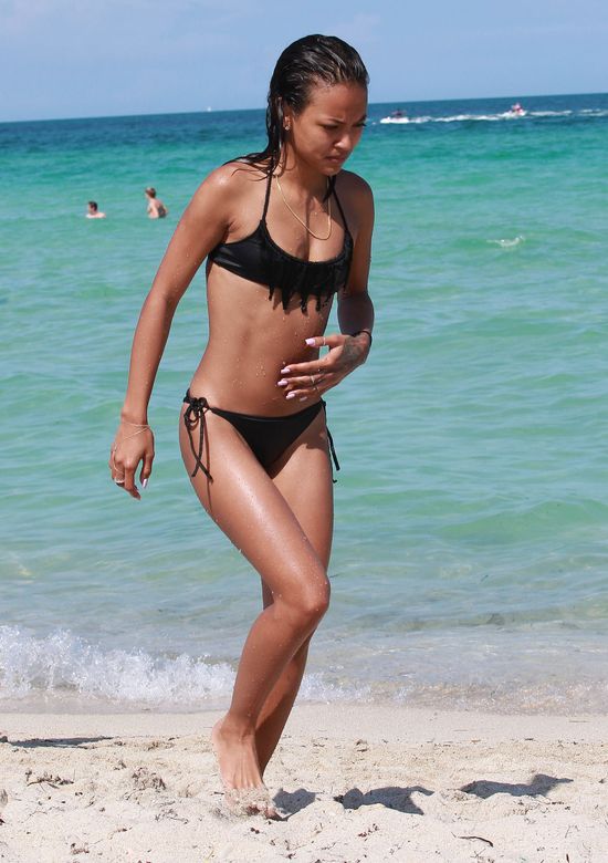 Rywalka Rihanny w bikini (FOTO) Rywalka Rihanny w bikini (FOTO)