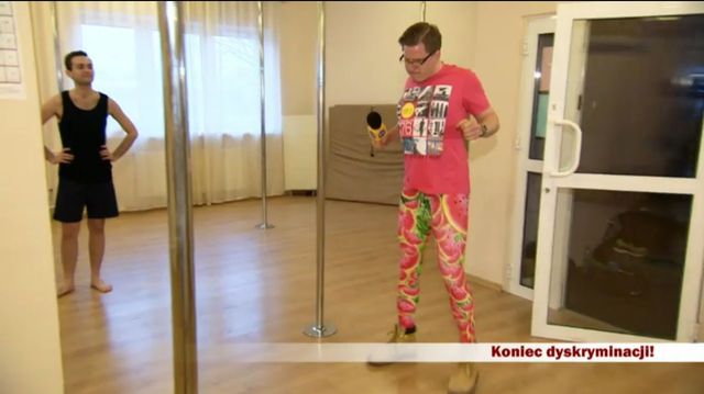 Filip Chajzer tańczy na rurze