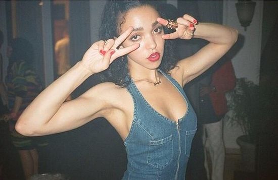 Dziewczyna Roberta Pattinsona pozuje pozuje już topless Dziewczyna Roberta Pattinsona pozuje pozuje już topless