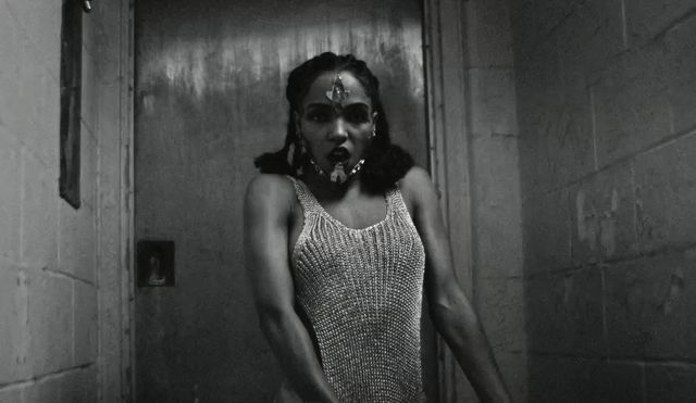 Widzieliście już nowy teledysk dziewczyny Pattinsona?