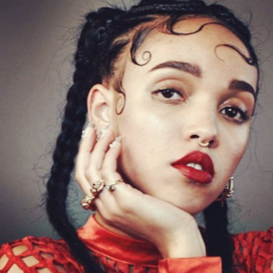 Dziewczyna Roberta Pattinsona pozuje pozuje już topless Dziewczyna Roberta Pattinsona pozuje pozuje już topless