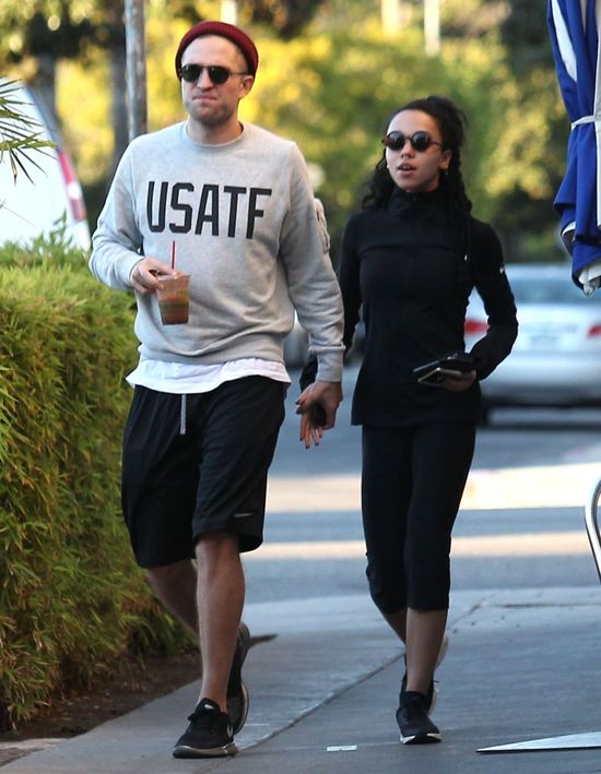 Dziewczyna Roberta Pattinsona pozuje pozuje już topless Dziewczyna Roberta Pattinsona pozuje pozuje już topless