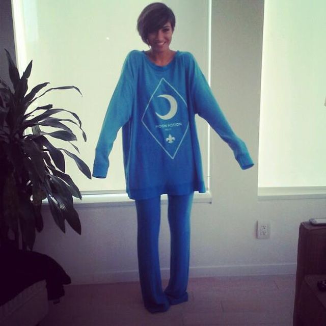 Frankie Sandford ćwiczy z dzieckiem w nosidle (FOTO)