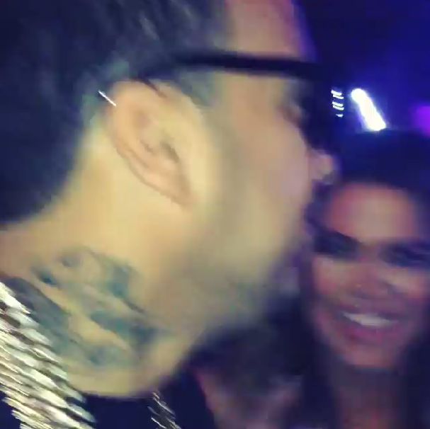 Khloe Kardashian imprezuje z nowym chłopakiem (VIDEO)