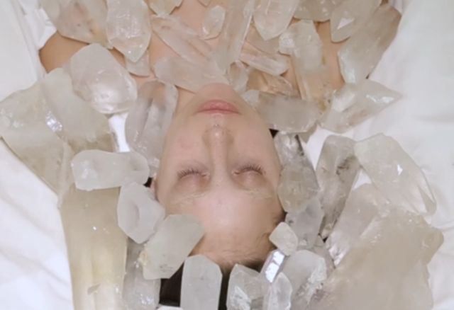 Co robi naga Lady Gaga? (VIDEO)  