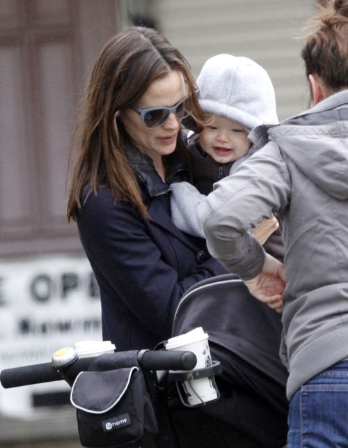 Ben Affleck sam zajmuje się córkami (FOTO)