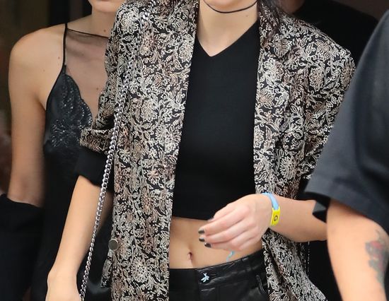 To miał być normalne wyjście z hotelu. Teraz Gigi i Kendall muszą sie tłumaczyć