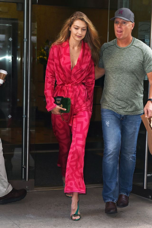 Oto przykład, jak należy nosić kombinezon