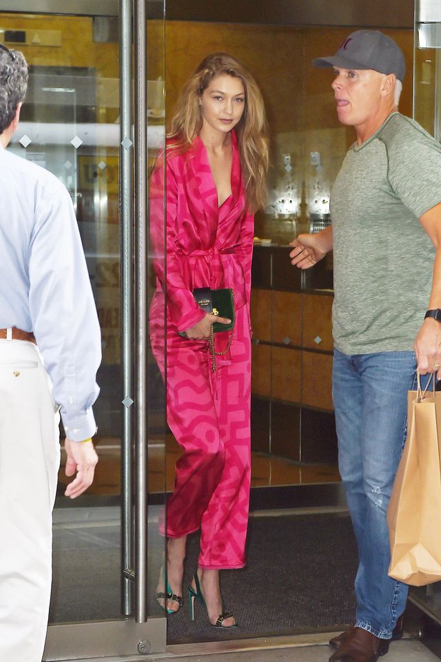 Oto przykład, jak należy nosić kombinezon Oto przykład, jak należy nosić kombinezon