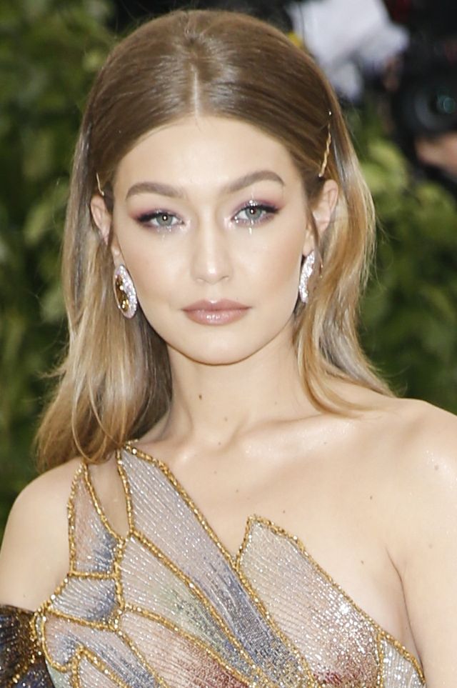 ZJAWISKOWE kreacje na Met Gali 2018: Kardashianki, Rihanna jak papież...