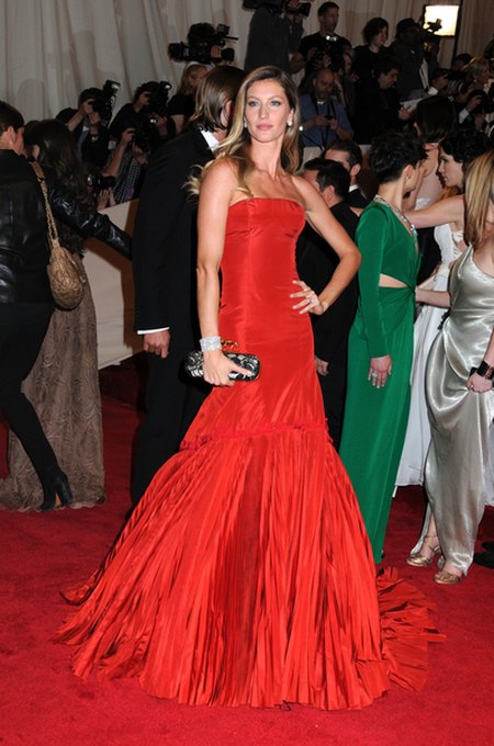 Trzydziestka topless na okładce (FOTO)