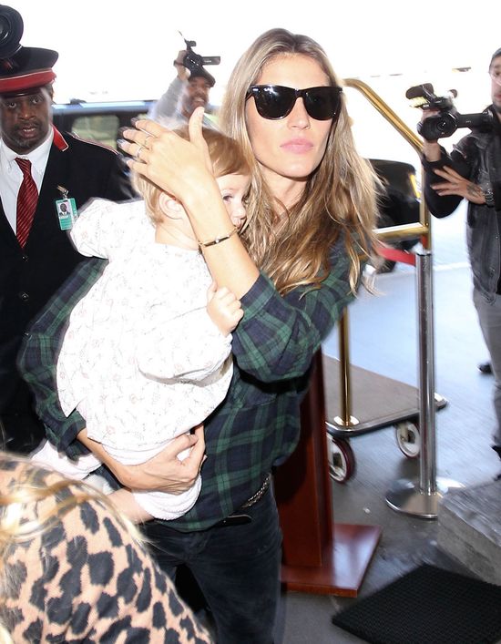 Córeczka Gisele Bundchen pod obstrzałem paparazzi (FOTO)