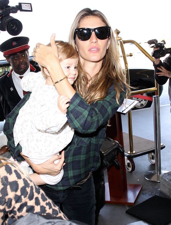 Córeczka Gisele Bundchen pod obstrzałem paparazzi (FOTO)