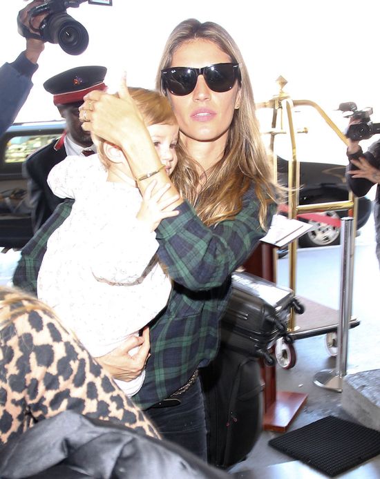 Córeczka Gisele Bundchen pod obstrzałem paparazzi (FOTO)