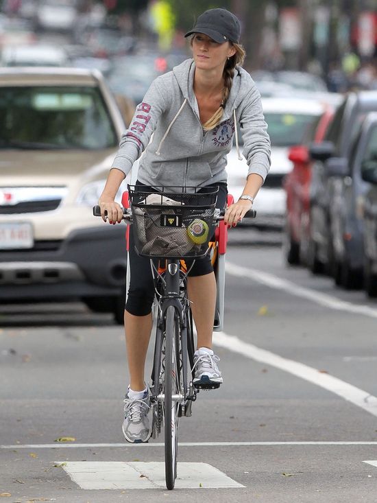Gisele Bundchen zasuwa na rowerze (FOTO) Gisele Bundchen zasuwa na rowerze (FOTO)