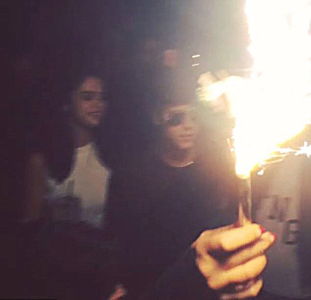 Selena Gomez i Justin Bieber przyłapani na imprezie (FOTO) Selena Gomez i Justin Bieber przyłapani na imprezie (FOTO)